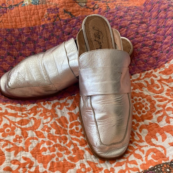 Free People At Ease Metallic Leather Slides  Size 38/8 - Picture 1 of 11